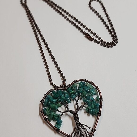 Elegant Green Heart Tree Necklace - Picture 2 of 2